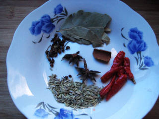 五香花生的做法步骤:3