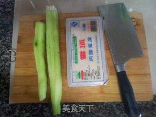 丝瓜蒸豆腐的做法步骤：1