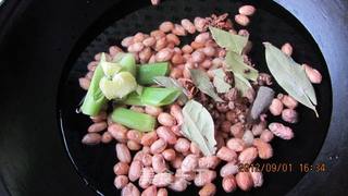 拌五香花生米的做法步骤:4