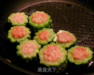 煎酿苦瓜的做法步骤：4