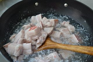 精简家庭版东坡肉-【黄酒红烧肉】的做法步骤：2