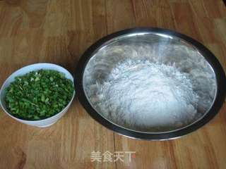 葱油饼的做法步骤：1