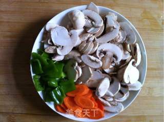 口蘑炒鸡肉的做法步骤:2