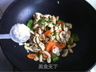口蘑炒鸡肉的做法步骤：9