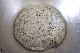 【黑芝麻小餐包】秋季滋补秀发的面包的做法步骤:5