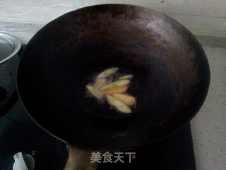 蒜蓉辣酱鸡翅的做法步骤:2