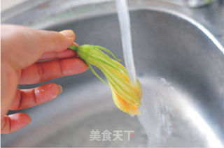 【酥炸南瓜花】不可错过的“全能蔬菜”的做法步骤:2