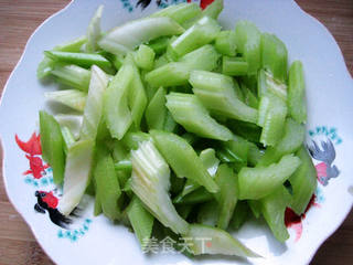 芹菜花生米的做法步骤:2