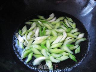 芹菜花生米的做法步骤:3