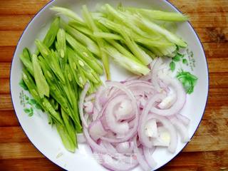 简单方便的快捷面食之------时蔬炒乌冬的做法步骤:2