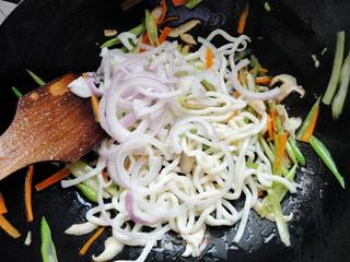 简单方便的快捷面食之------时蔬炒乌冬的做法步骤:6