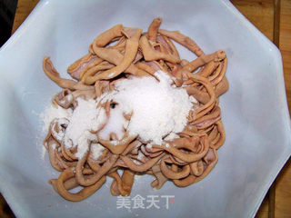 心蓝手制私房菜【鲜椒鸭肠】——为爱牵肠挂肚的做法步骤:2