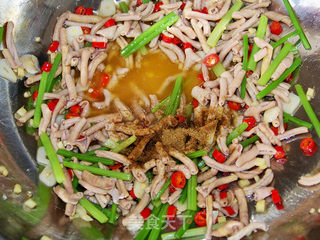 心蓝手制私房菜【鲜椒鸭肠】——为爱牵肠挂肚的做法步骤:8