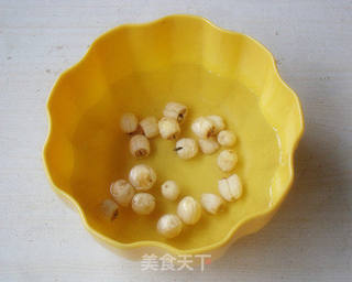 电压力锅版~银耳莲子羹的做法步骤:2