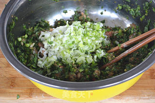 茼蒿鲜肉大馄饨的做法步骤:7