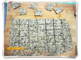 第一次做的饼干-----奶香黑芝麻饼干~的做法步骤:11