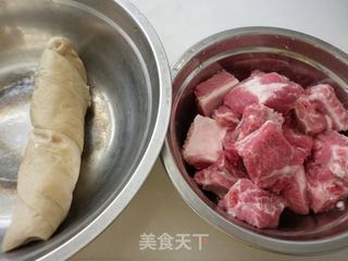 家常菜----面筋焖排骨的做法步骤：1