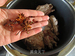 石锅酸菜大骨汤的做法步骤:2