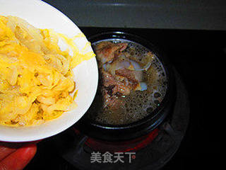 石锅酸菜大骨汤的做法步骤:4