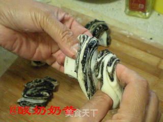黑芝麻红糖花卷的做法步骤:10