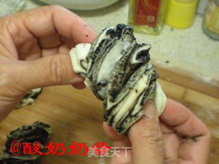 黑芝麻红糖花卷的做法步骤:11