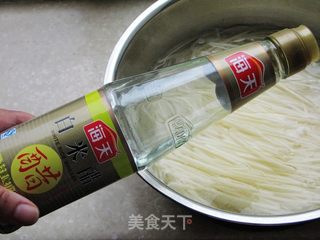 凉拌酸辣土豆丝的做法步骤:2