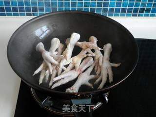 香菇酱烧凤爪的做法步骤:2