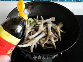 香菇酱烧凤爪的做法步骤:4