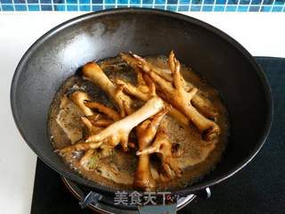 香菇酱烧凤爪的做法步骤:7