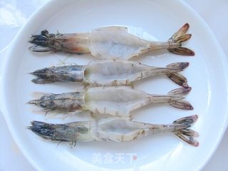 惊艳宴客菜轻松几步搞定——剁椒蒜蓉开背虾的做法步骤:2