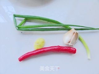 惊艳宴客菜轻松几步搞定——剁椒蒜蓉开背虾的做法步骤：4