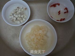 润肺清热养颜美容----银耳莲子羹的做法步骤:2