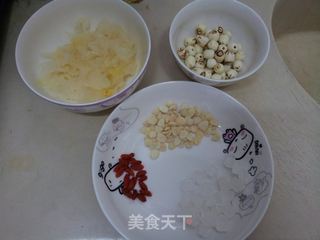 润肺清热养颜美容----银耳莲子羹的做法步骤:3