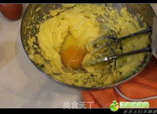 黄油飘香----葡萄干巧克力豆纸杯蛋糕的做法步骤:7