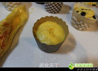 黄油飘香----葡萄干巧克力豆纸杯蛋糕的做法步骤:11