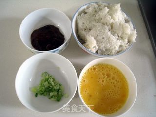 豆酱鸡蛋炒饭的做法步骤：1