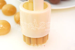 广式红豆沙月饼的做法步骤:22