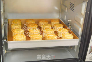 广式红豆沙月饼的做法步骤:27