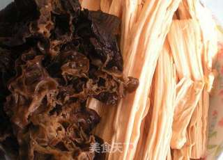 腐竹炒木耳的做法步骤：1