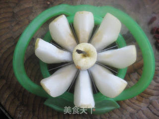 秋天最好饮品--冰糖梨水的做法步骤：2