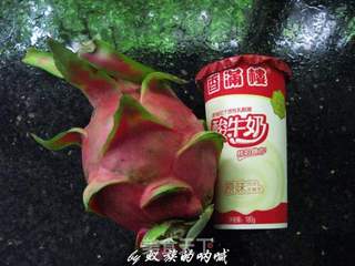 简单几步就做好一杯香滑的冰品---火龙果奶昔的做法步骤：1