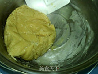 莲蓉蛋黄月饼的做法步骤:7