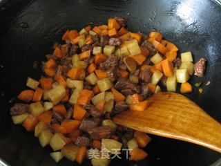 土豆牛肉胡萝卜焖饭的做法步骤：7