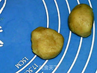 莲蓉蛋黄月饼的做法步骤:11