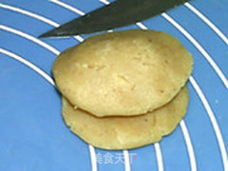 莲蓉蛋黄月饼的做法步骤:14
