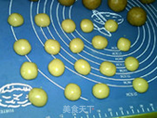 莲蓉蛋黄月饼的做法步骤:17