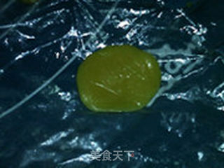 莲蓉月饼的做法步骤:12