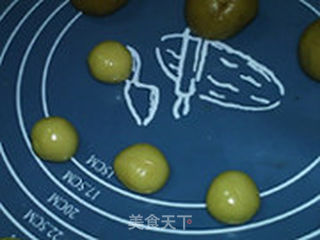 菠萝莲蓉月饼的做法步骤:11