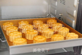 广式枣泥松子月饼的做法步骤:24