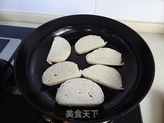 椒盐香煎馒头片的做法步骤:2